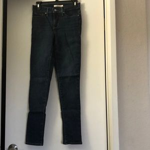 Never worn size 26 Levi’s skinny jeans